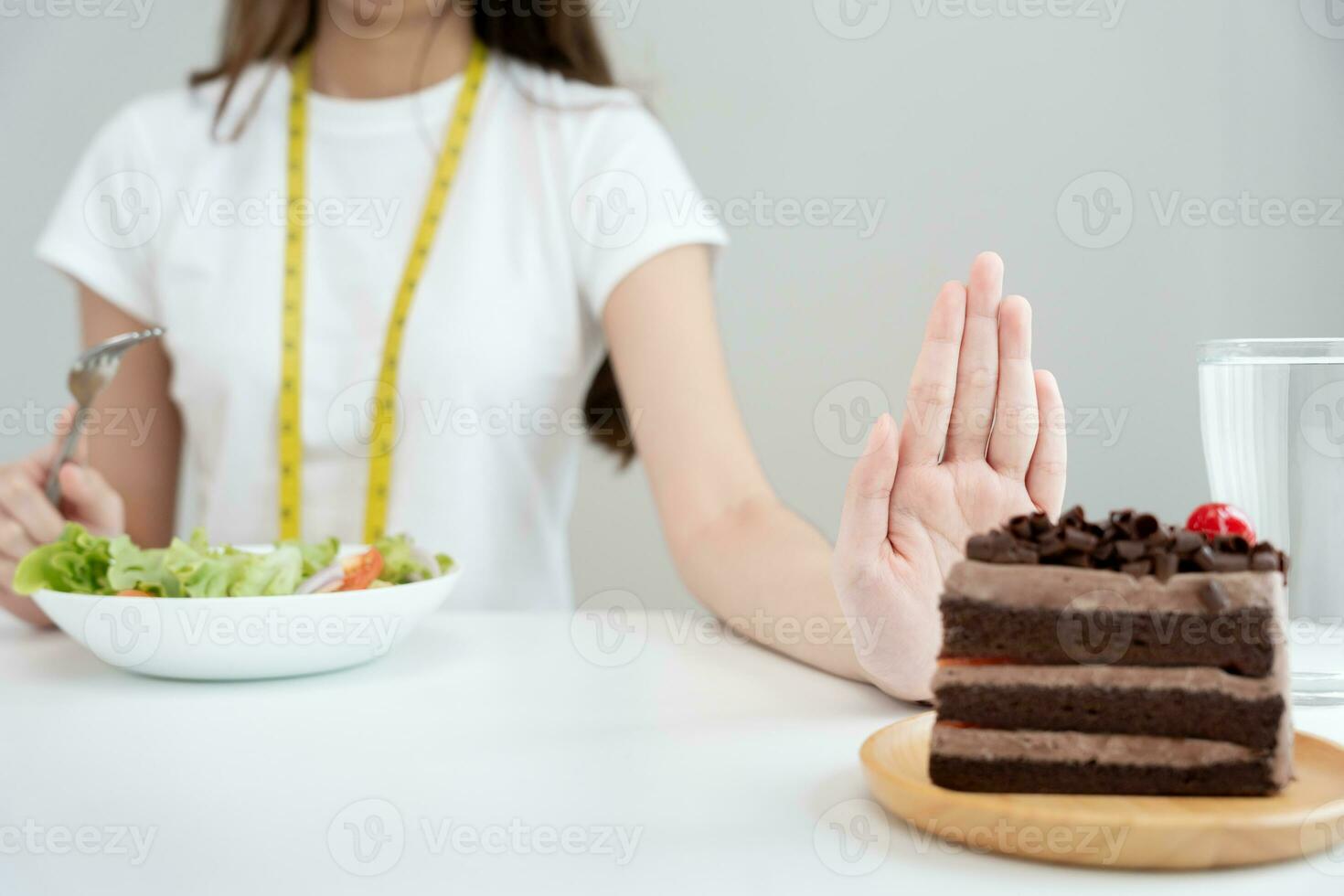 schönheit schlank weiblicher körper verwirren schokoladenkuchen. frau im restaurant erreicht gewichtsverlustziel für ein gesundes leben, verrückt nach dünnheit, dünner taille, ernährungsberaterin. Ernährung, Körperform. foto