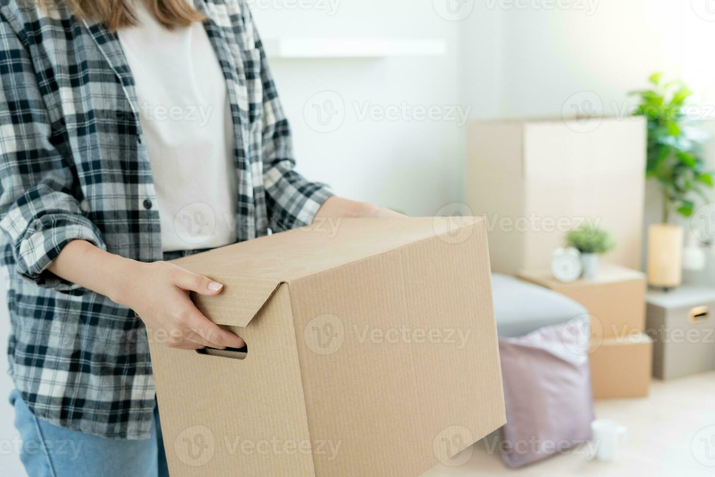 ziehen um Haus, Verlegung. Frau Hand halten Karton Box auf Neu Wohnung, Innerhalb das Zimmer war ein Karton Box enthält persönlich Besitz und Möbel. Bewegung im das Haus oder Eigentumswohnung foto