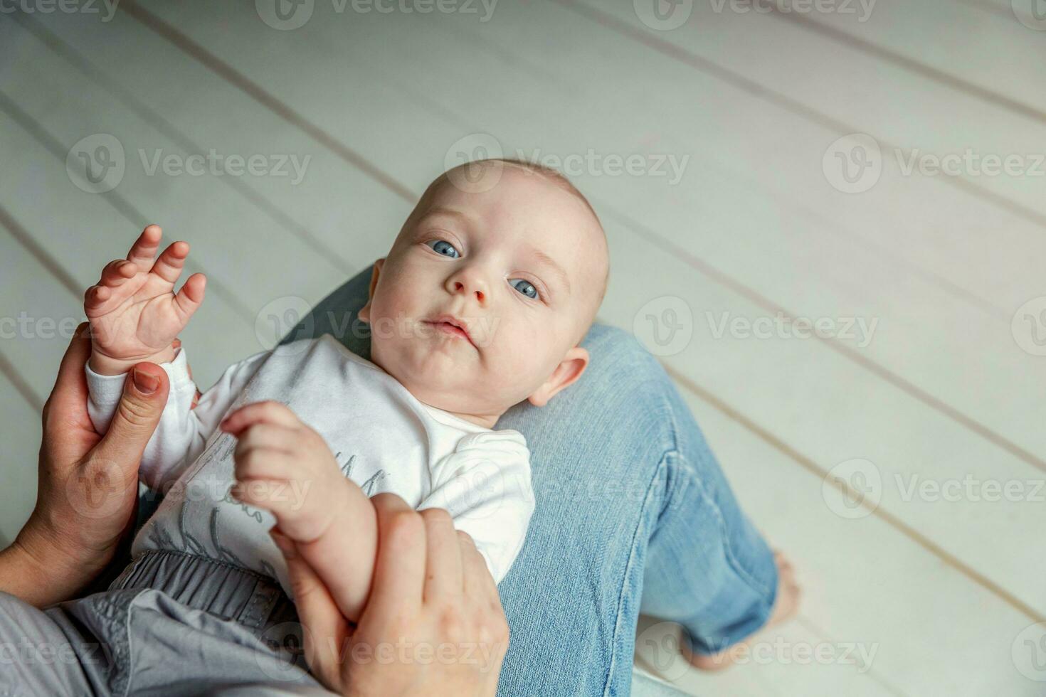 Neugeborene Kind Lügen auf Mutter Runde foto