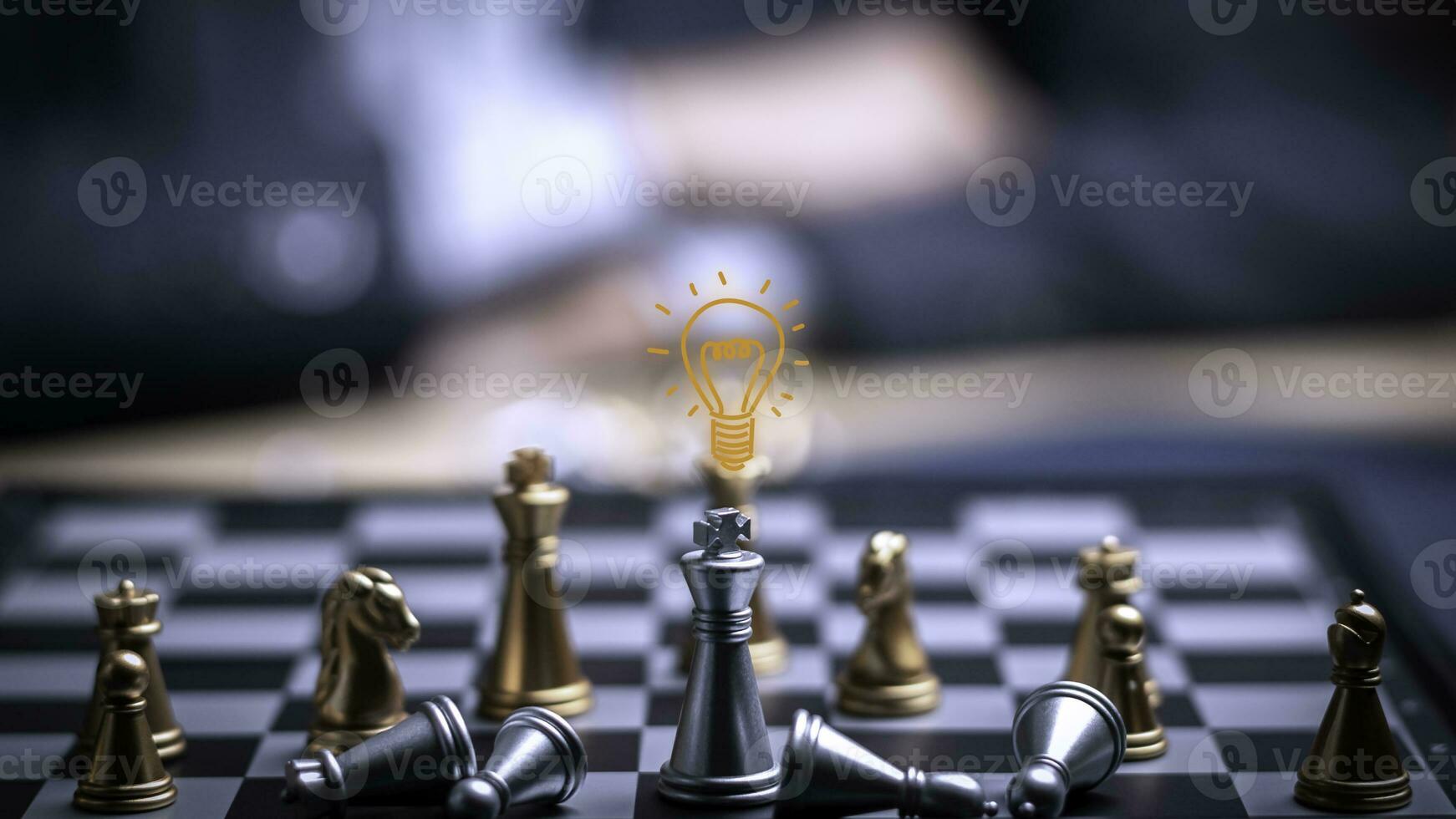 Geschäftsmann spielen Schach denken Problem lösen. Geschäft Wettbewerb Planung Teamarbeit, international Schach, Ideen und Wettbewerb und Strategie, Geschäft Erfolg Konzept, strategisch Konzept... foto