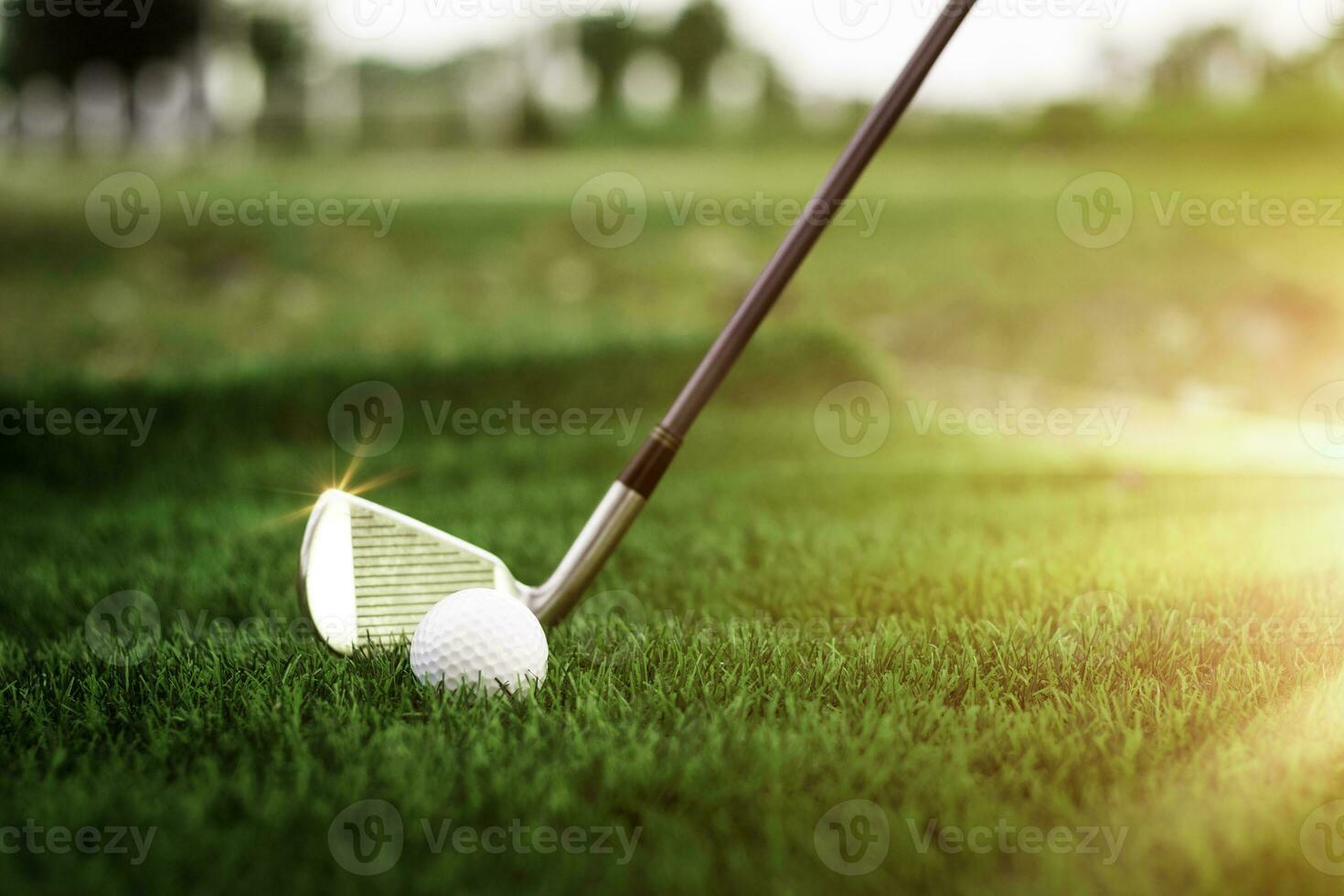 Golf Ball und Golf Verein im Tasche auf Grün Gras beim Sonnenuntergang.  Golfspieler. generativ ai 28246551 Stock-Photo bei Vecteezy