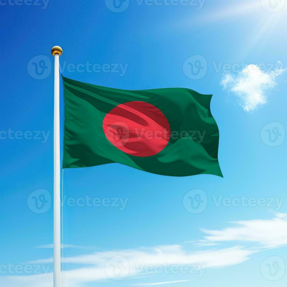 winken Flagge von Bangladesch auf Fahnenstange mit Himmel Hintergrund. foto