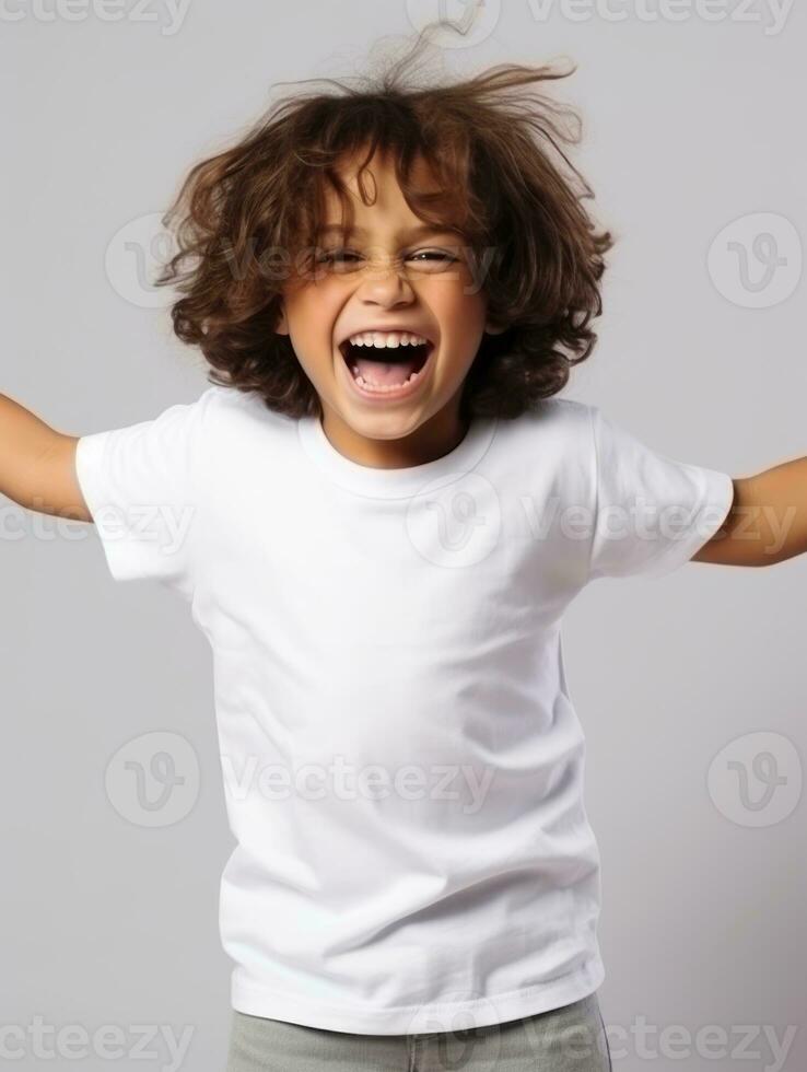 glücklich indisch Kind im beiläufig Kleidung gegen ein neutral Hintergrund ai generativ foto