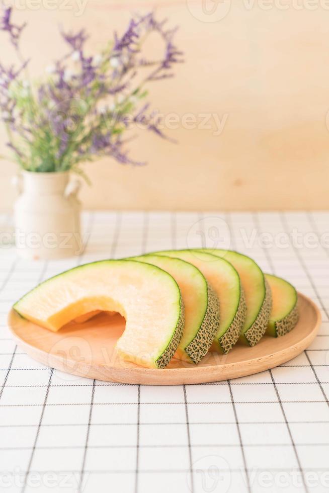 frische Cantaloupe-Melone zum Nachtisch auf dem Tisch foto