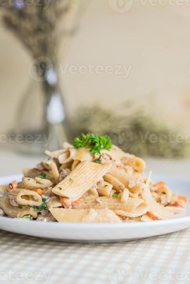 Penne Pasta Frischkäse auf dem Tisch foto