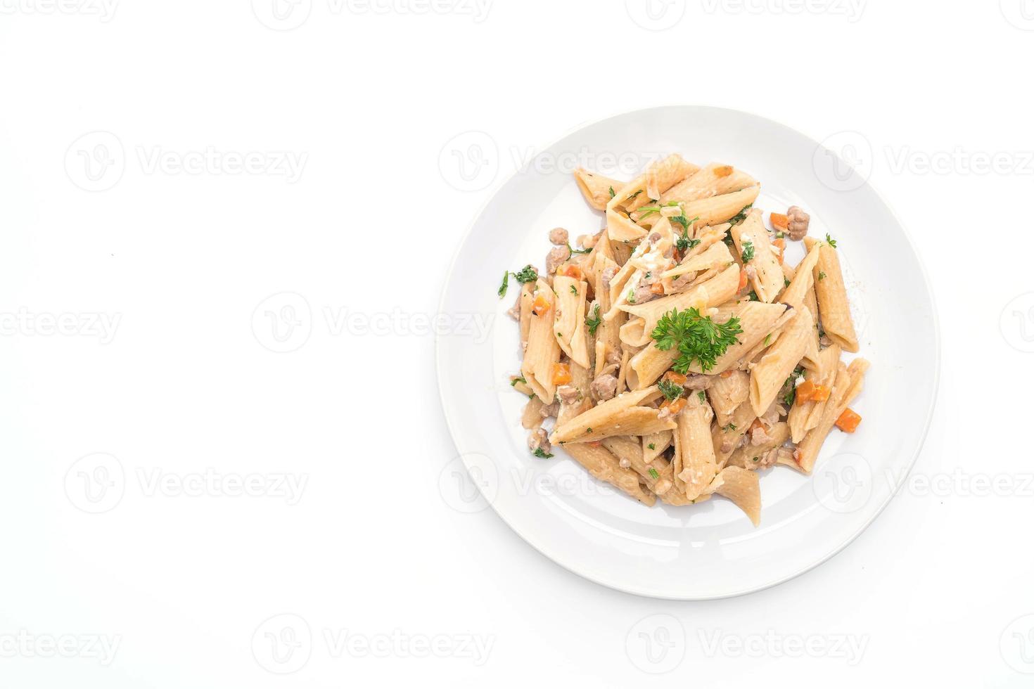 Penne Pasta Frischkäse auf weißem Hintergrund foto