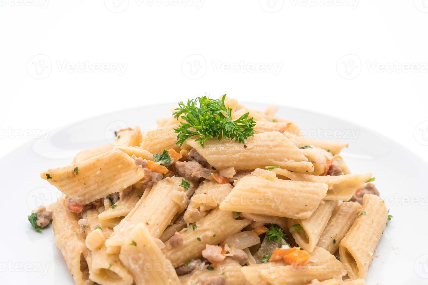 Penne Pasta Frischkäse auf dem Tisch foto