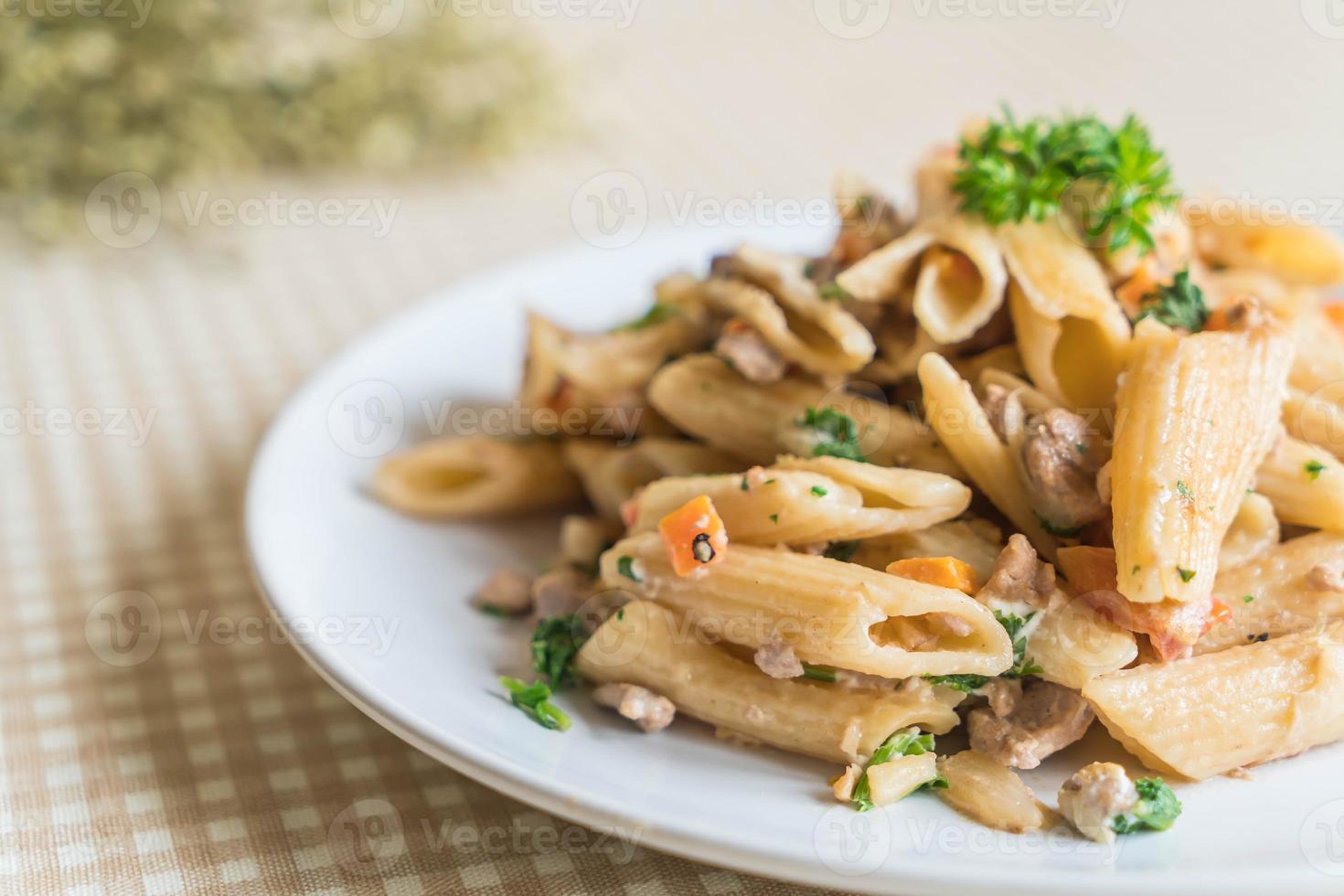 Penne Pasta Frischkäse auf dem Tisch foto