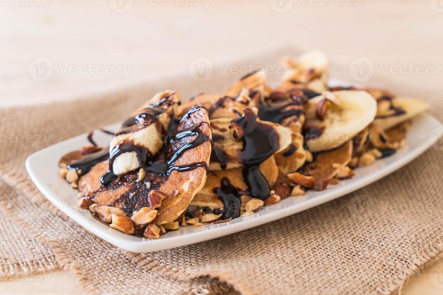 Mandel-Bananen-Pfannkuchen mit Schokoladensirup foto