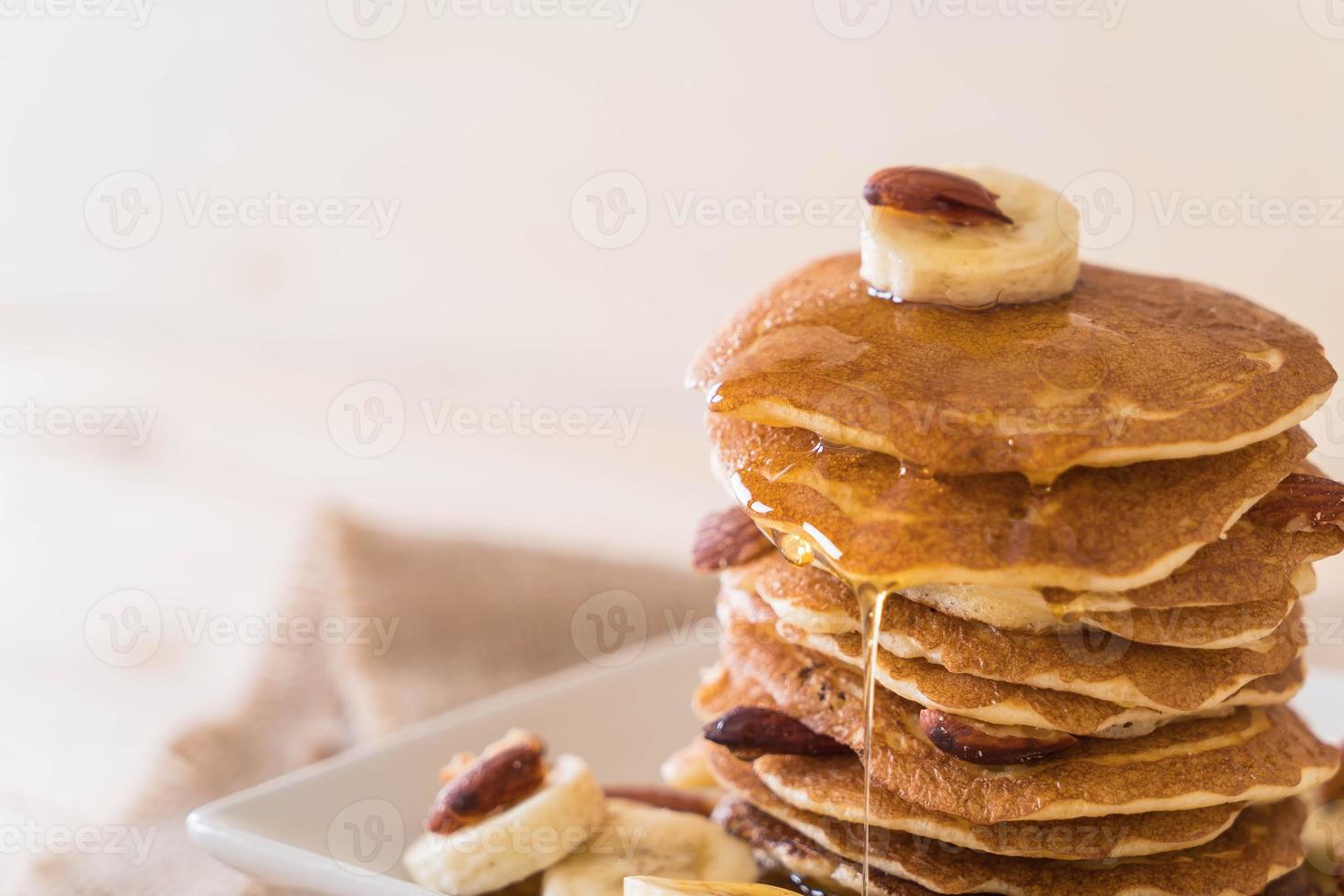 Mandel-Bananen-Pfannkuchen mit Honig foto