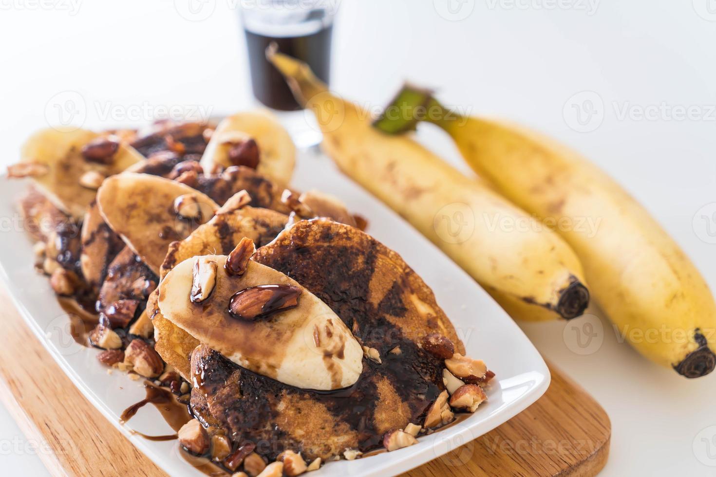 Mandel-Bananen-Pfannkuchen mit Schokoladensirup foto