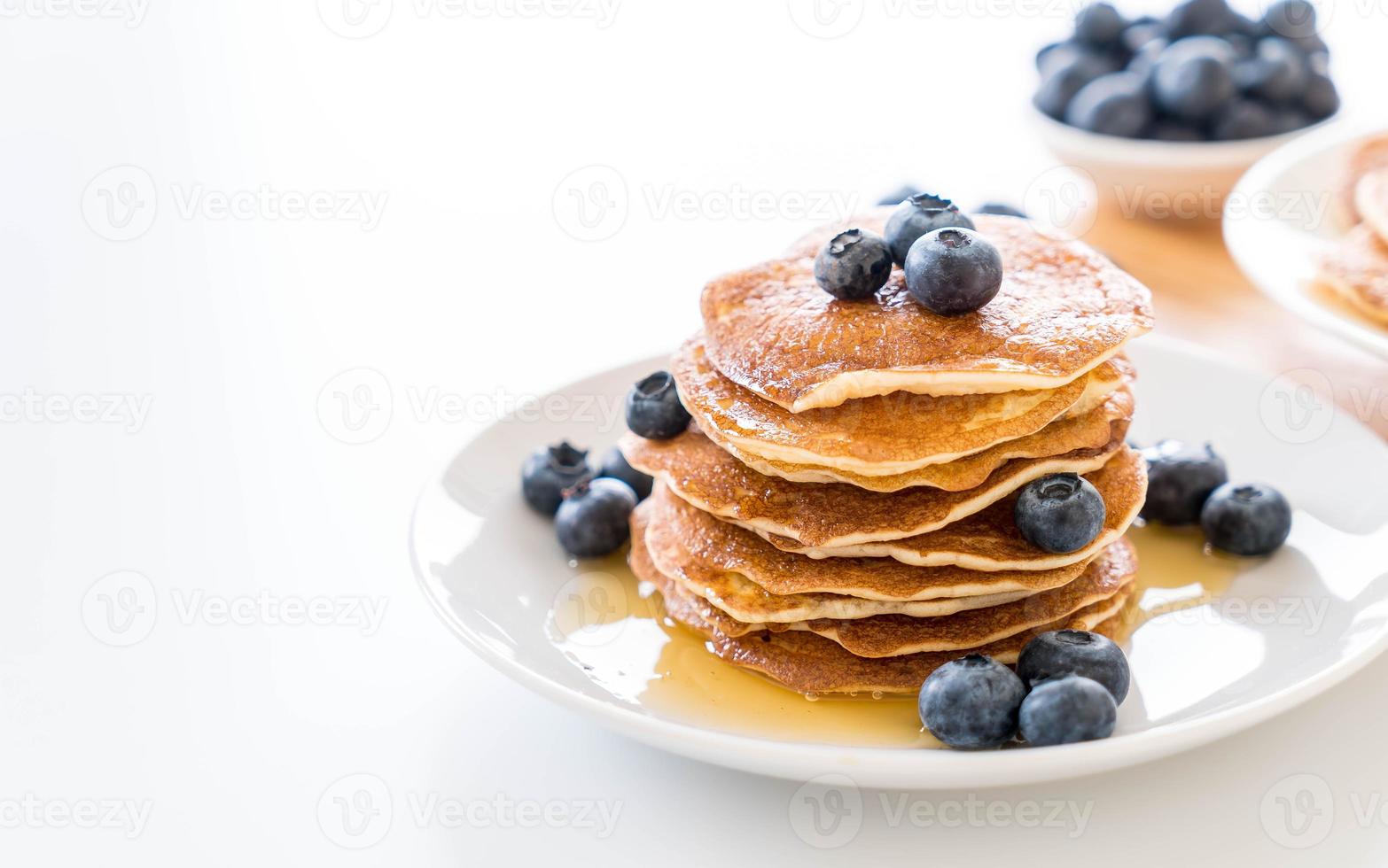 Stapel Pfannkuchen mit frischen Blaubeeren foto