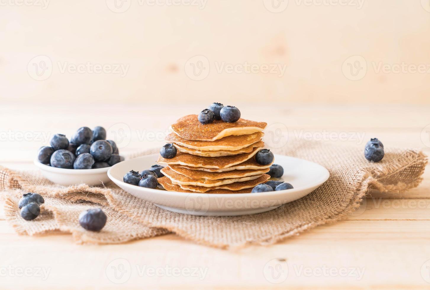 Stapel Pfannkuchen mit frischen Blaubeeren foto