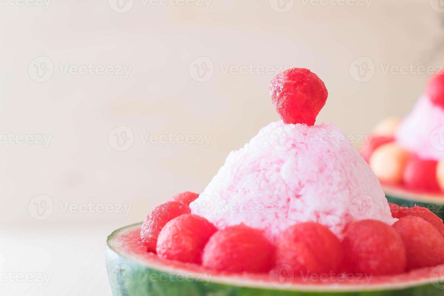 Wassermelonen-Bingsu-Dessert auf dem Tisch foto