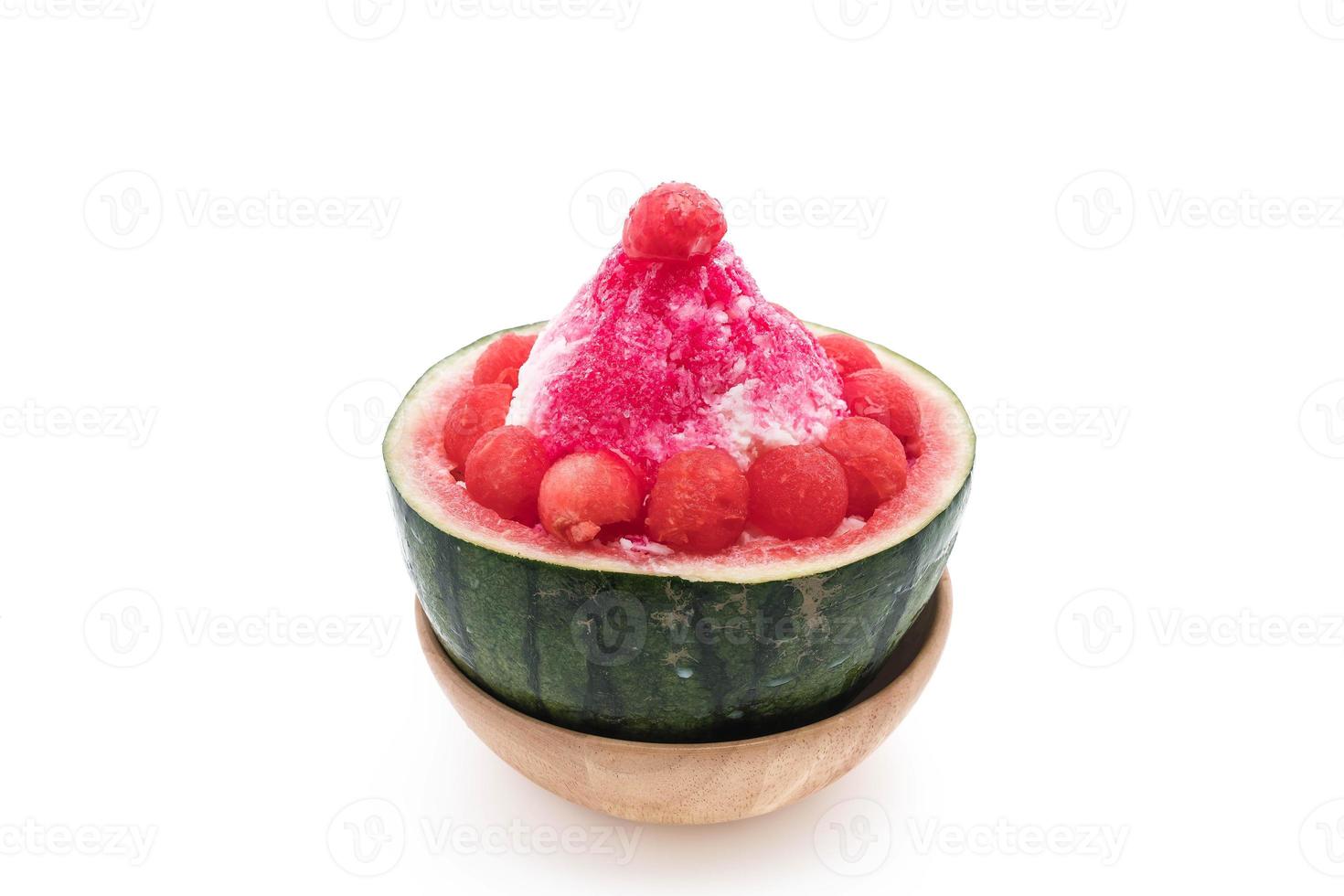 Wassermelonen-Bingsu-Dessert auf weißem Hintergrund foto