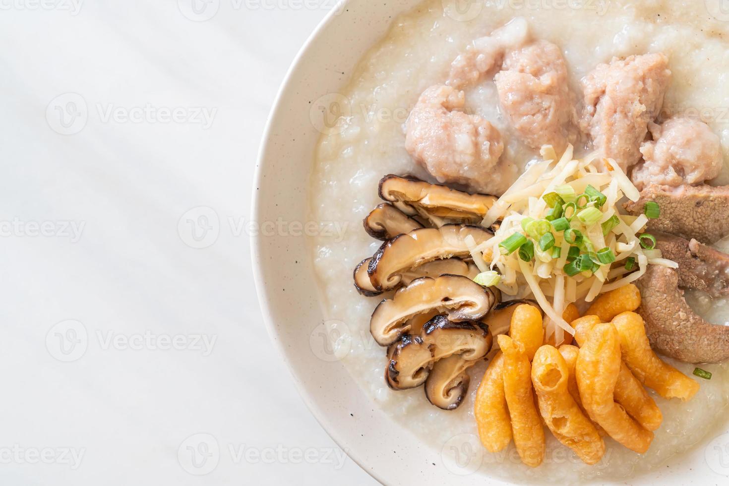 Congee oder Porridge mit Schweinefleisch foto