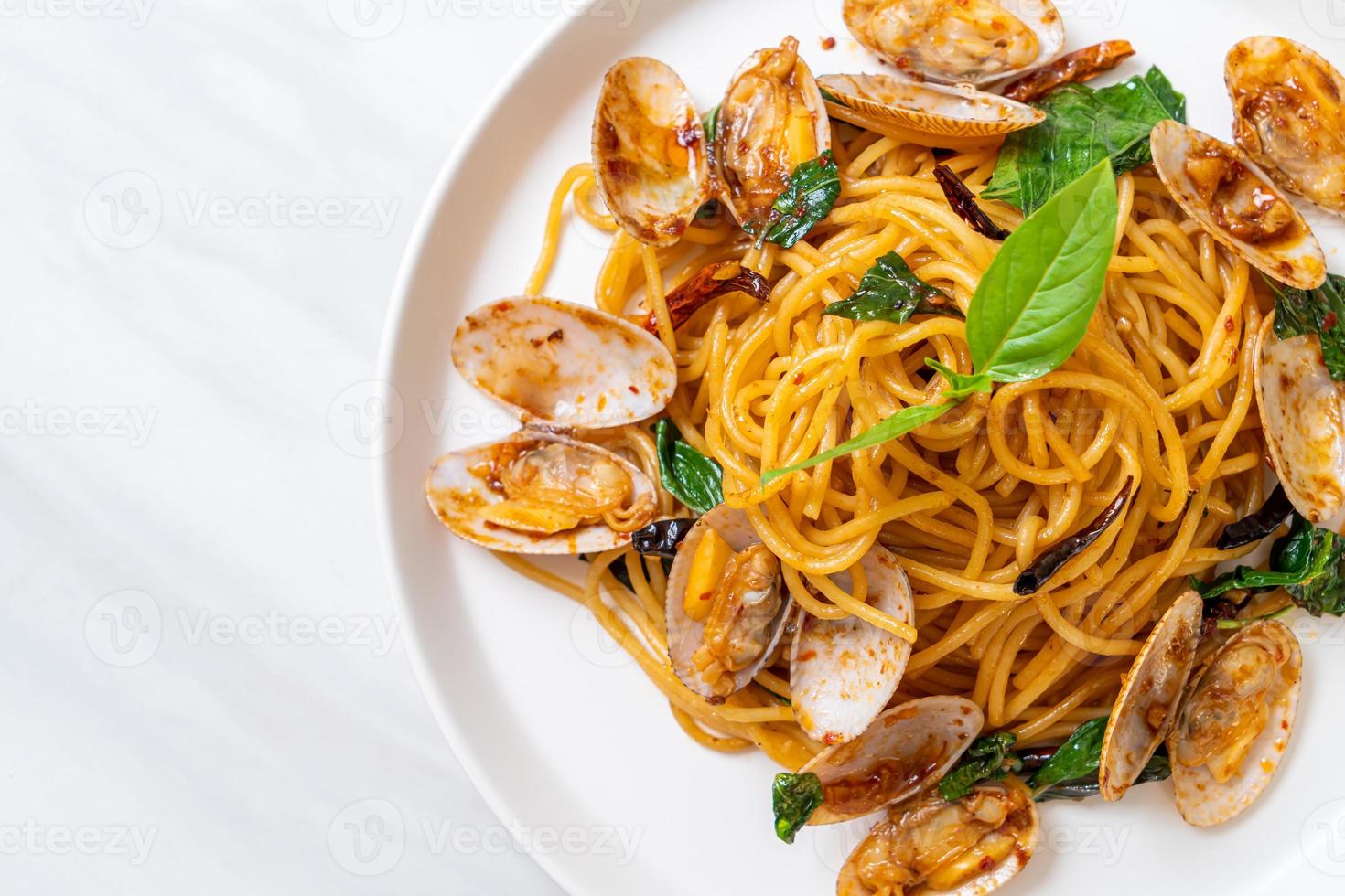 gebratene Spaghetti mit Venusmuscheln und Knoblauch und Chili rühren foto