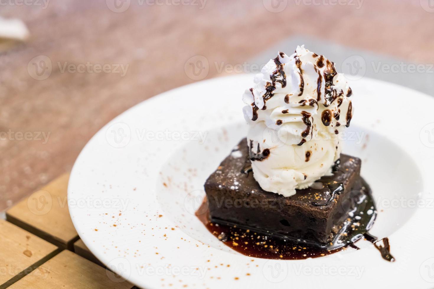 Brownie-Eisbecher mit einer Kugel Vanilleeis foto