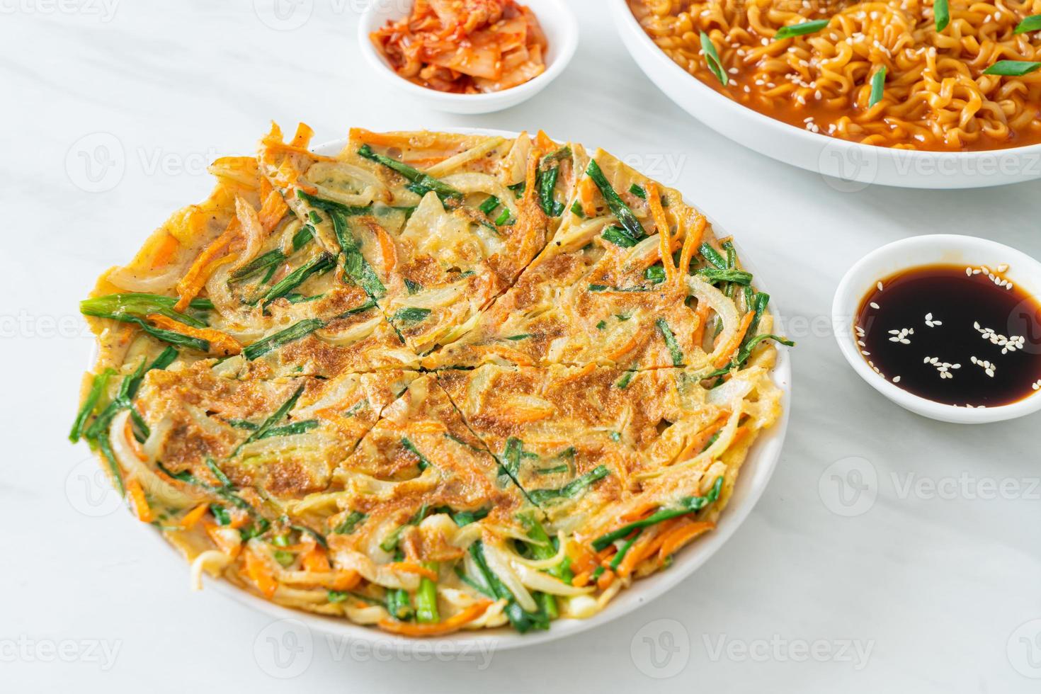 Pajeon oder koreanischer Pfannkuchen oder koreanische Pizza foto