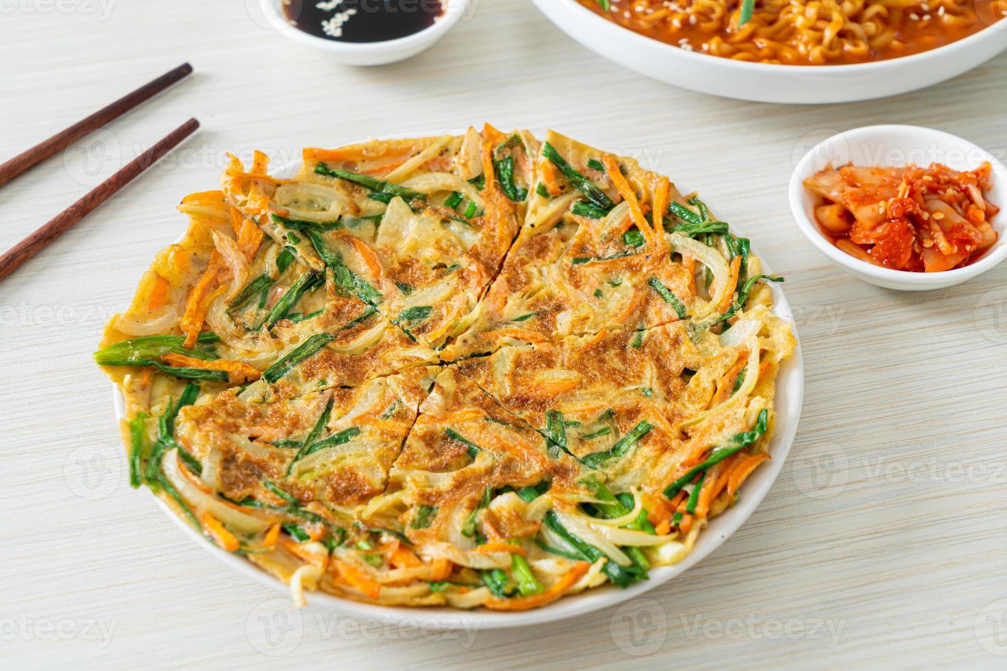 Pajeon oder koreanischer Pfannkuchen oder koreanische Pizza foto