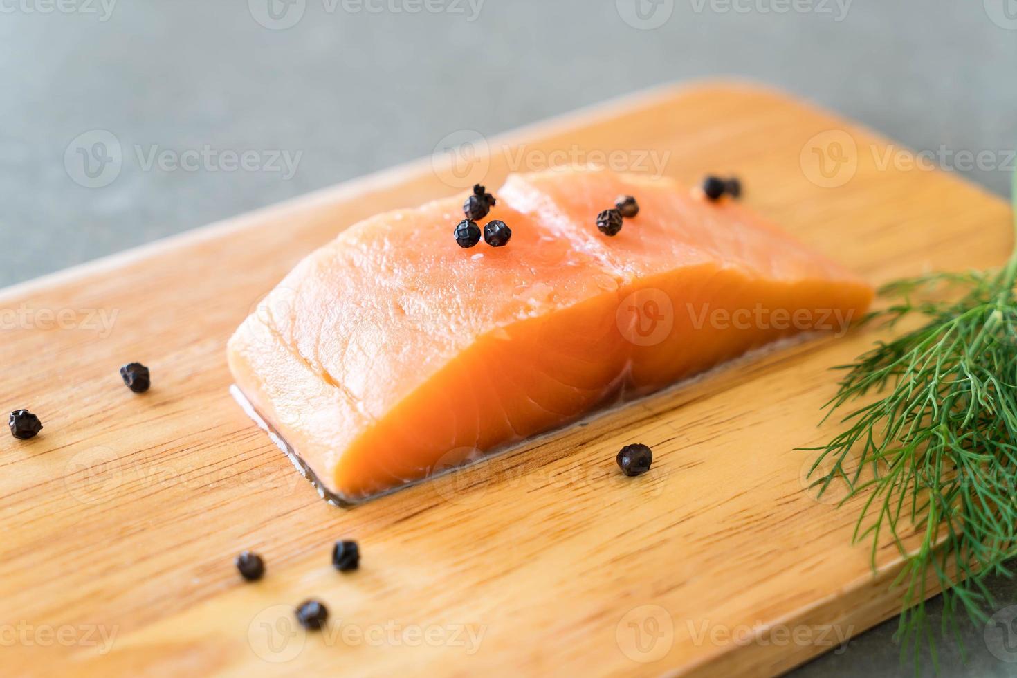 frisches Lachsfilet an Bord foto