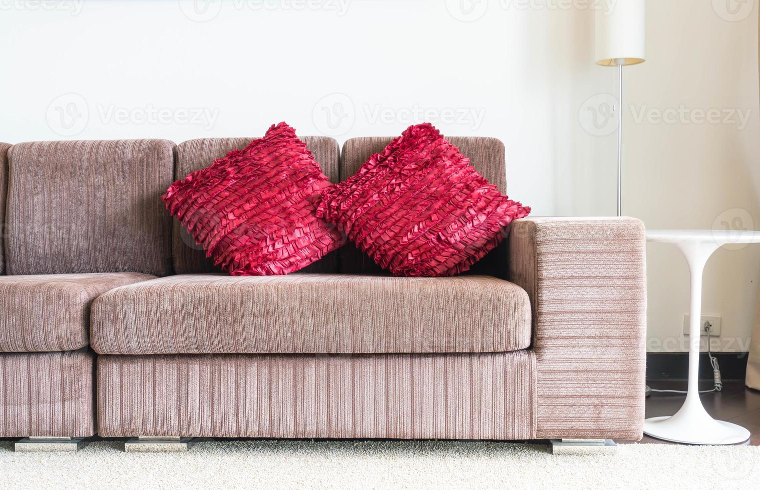 schönes Kissen auf Sofadekoration im Wohnzimmer foto