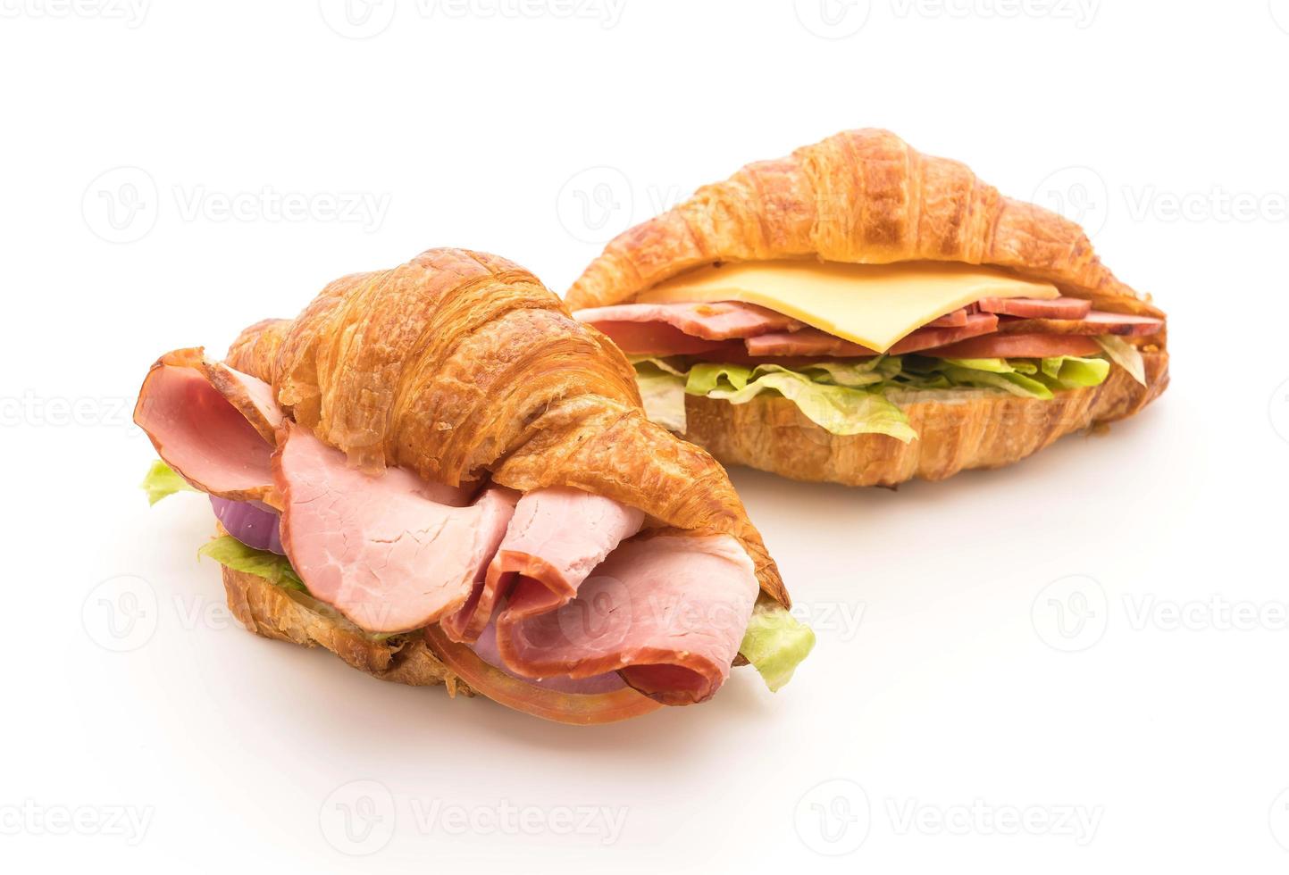 Croissant Sandwich Schinken auf weißem Hintergrund foto