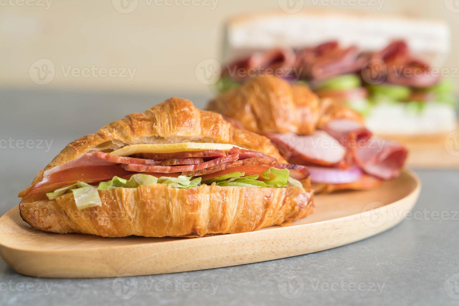 Croissant Sandwich Schinken auf dem Tisch foto