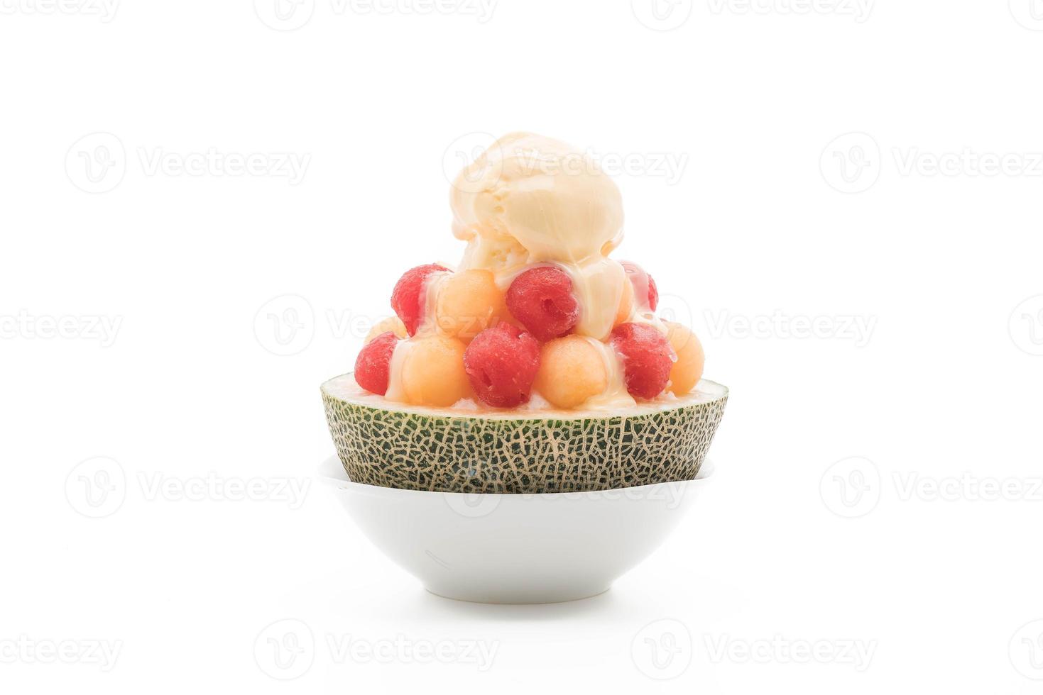 Eismelonenbingsu, berühmtes koreanisches Eis auf weißem Hintergrund foto