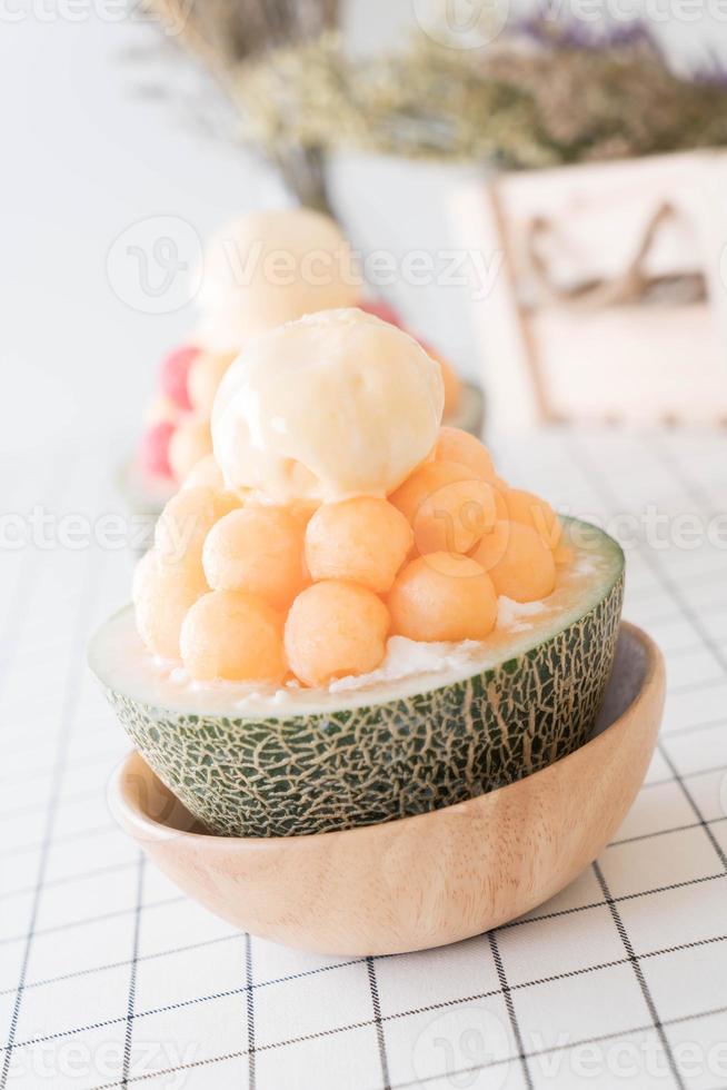 Eismelonen-Bingsu, berühmtes koreanisches Eis auf dem Tisch foto