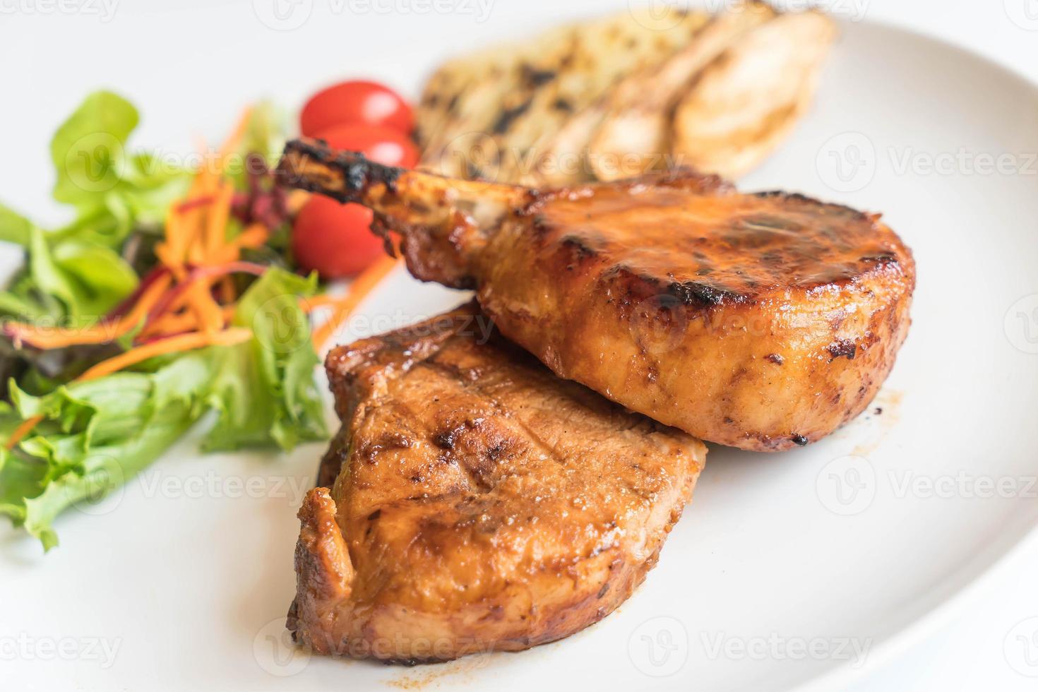 Schweinekotelettsteak auf dem Tisch foto