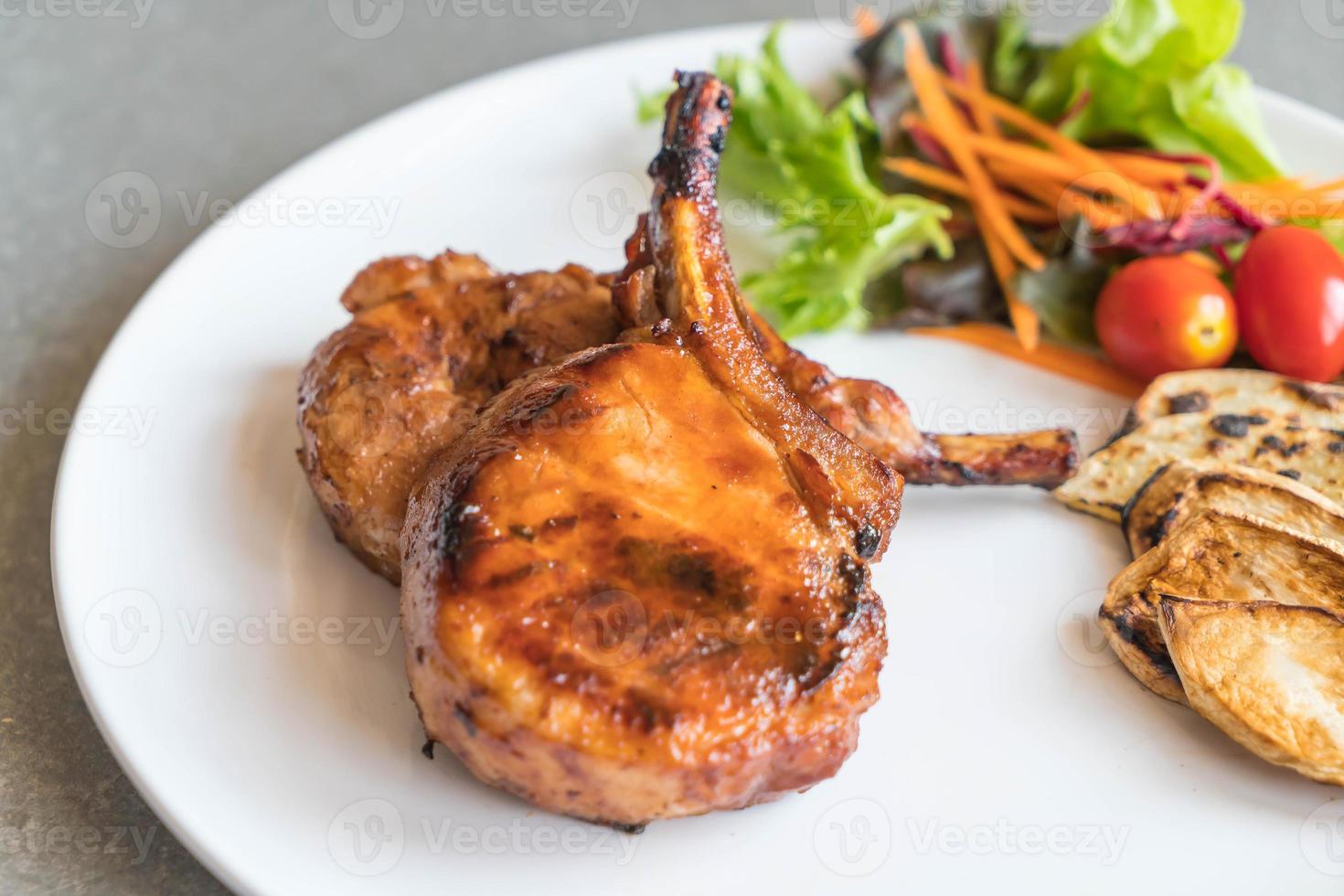 Schweinekotelettsteak auf dem Tisch foto