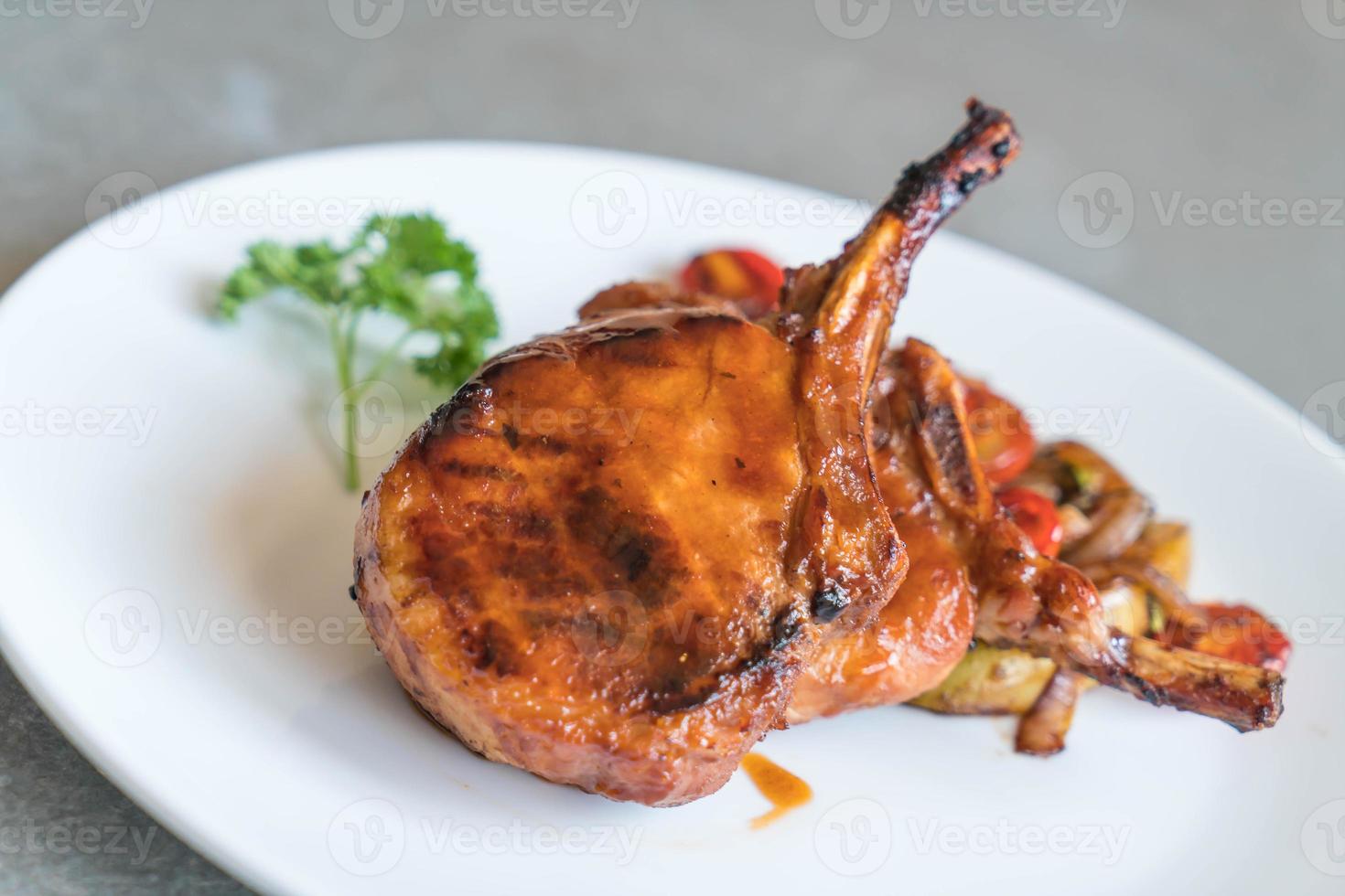 Schweinekotelettsteak auf dem Tisch foto