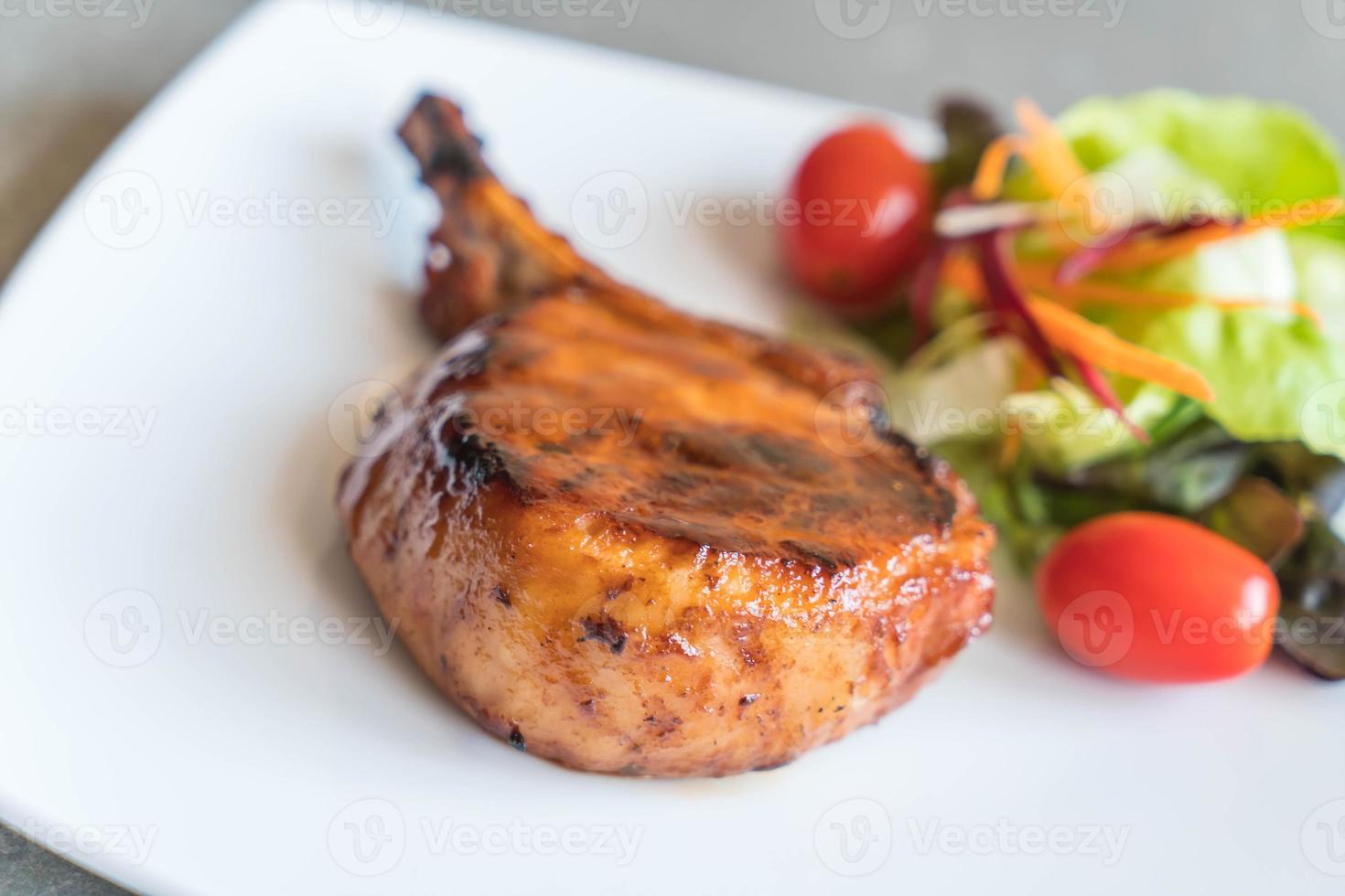 Schweinekotelettsteak auf dem Tisch foto