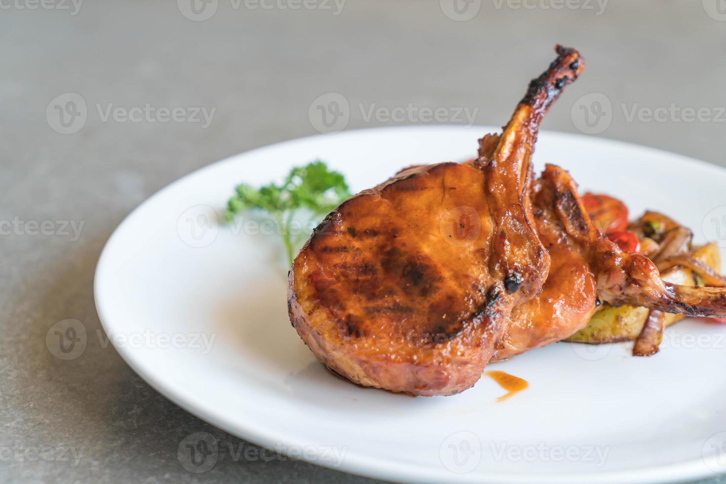 Schweinekotelettsteak auf dem Tisch foto