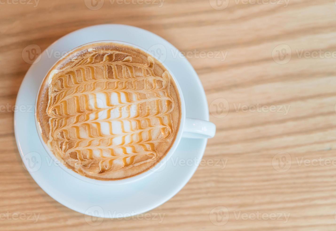 heißer Karamell-Macchiato im Café foto