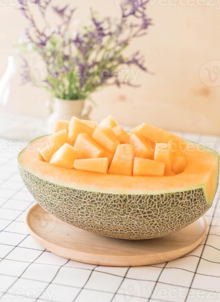 frische Cantaloupe-Melone zum Nachtisch auf dem Tisch foto