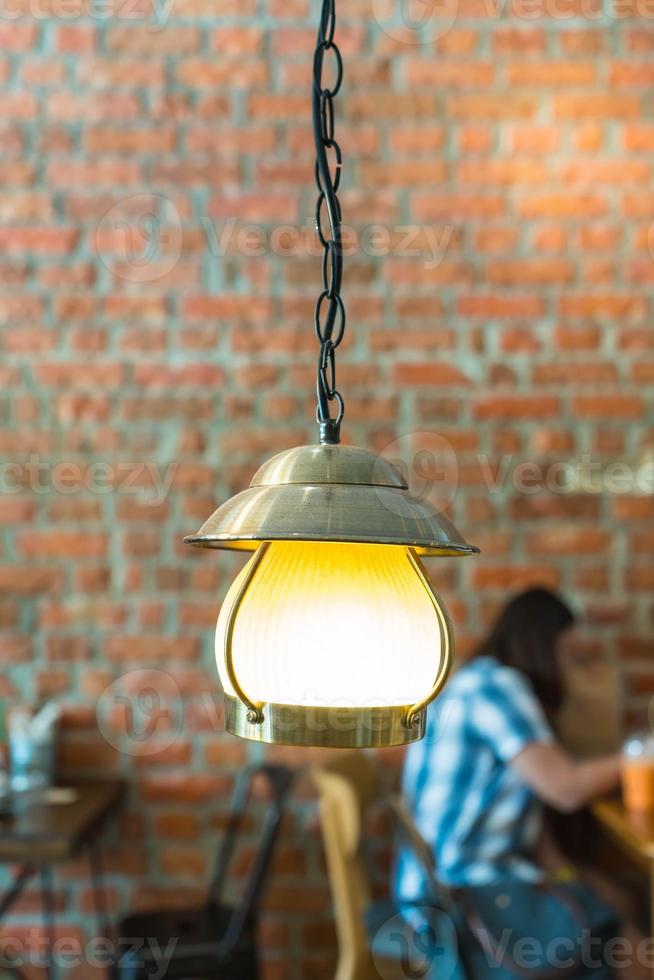 Vintage Lampe dekorativ im Café foto