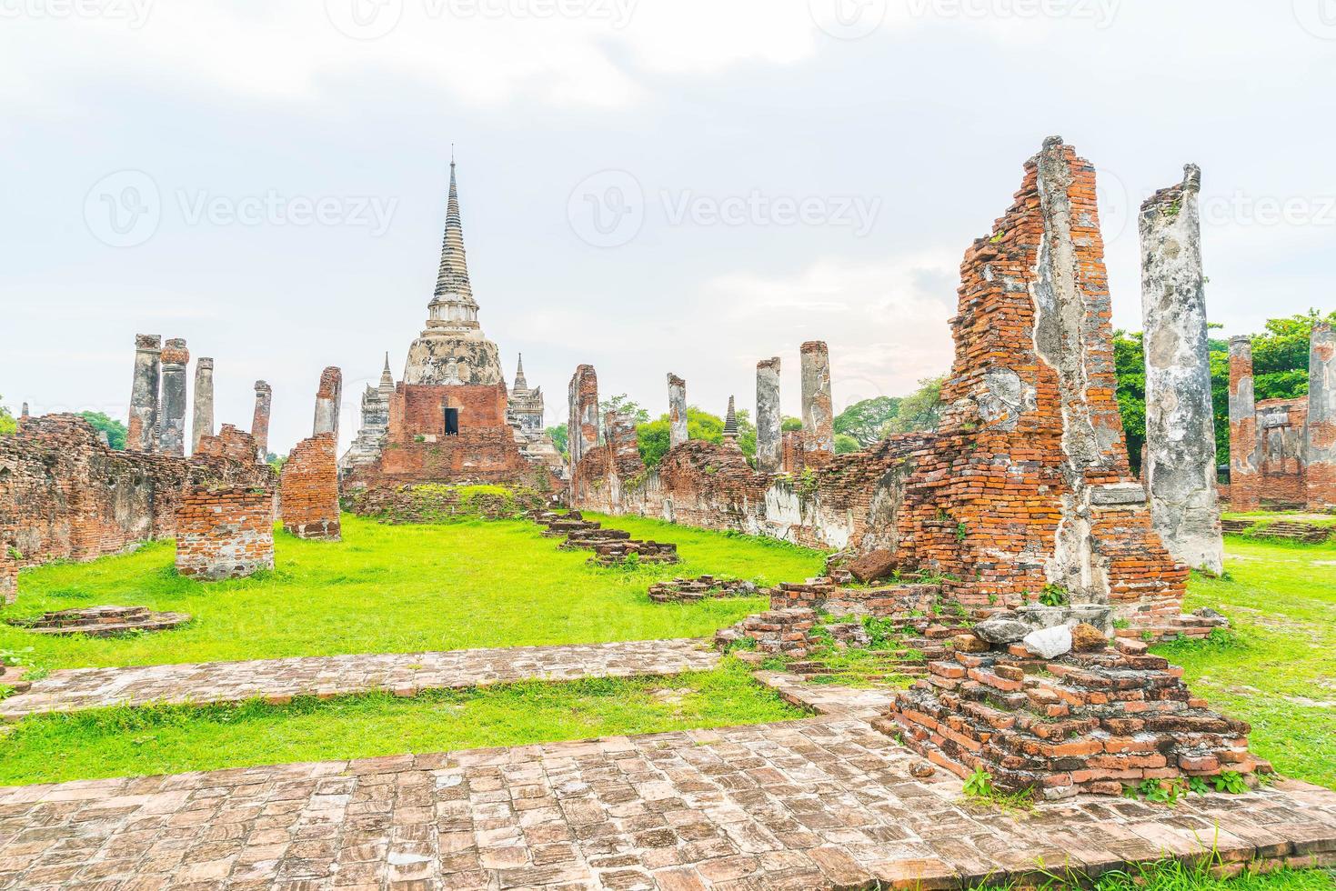 schöne alte architektur historisch von ayutthaya in thailand - steigern sie den farbverarbeitungsstil foto