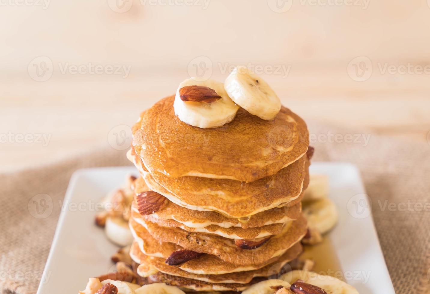 Mandel-Bananen-Pfannkuchen mit Honig foto