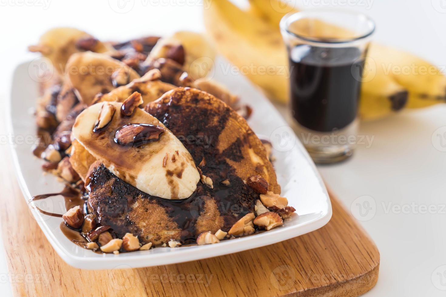 Mandel-Bananen-Pfannkuchen mit Schokoladensirup foto