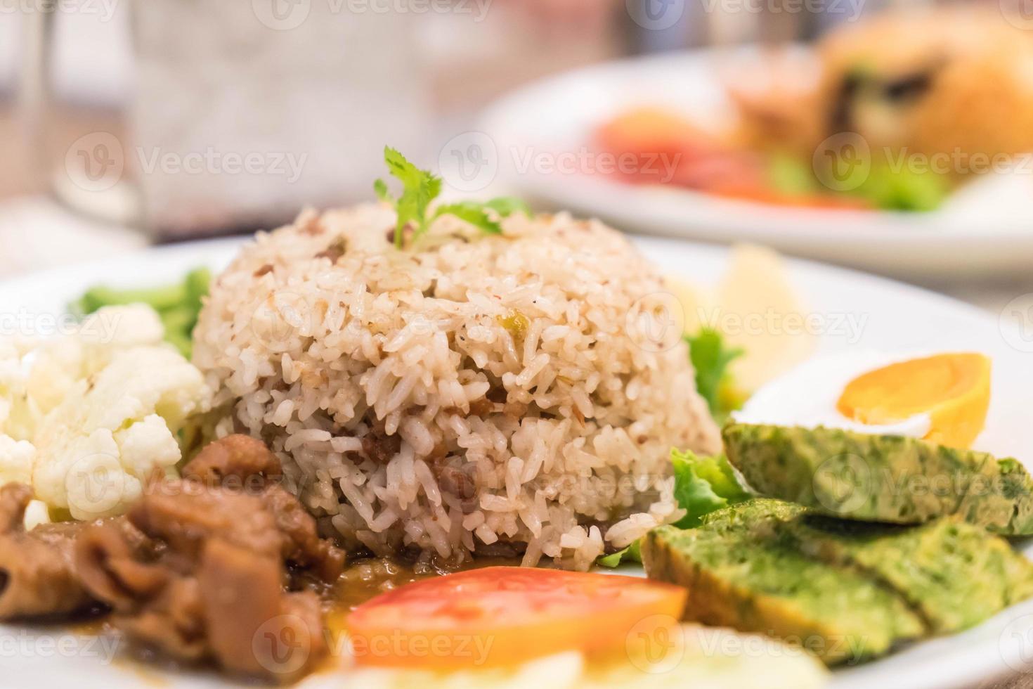 gebratener Reis mit Garnelenpastensauce und gehacktem Schweinefleisch foto