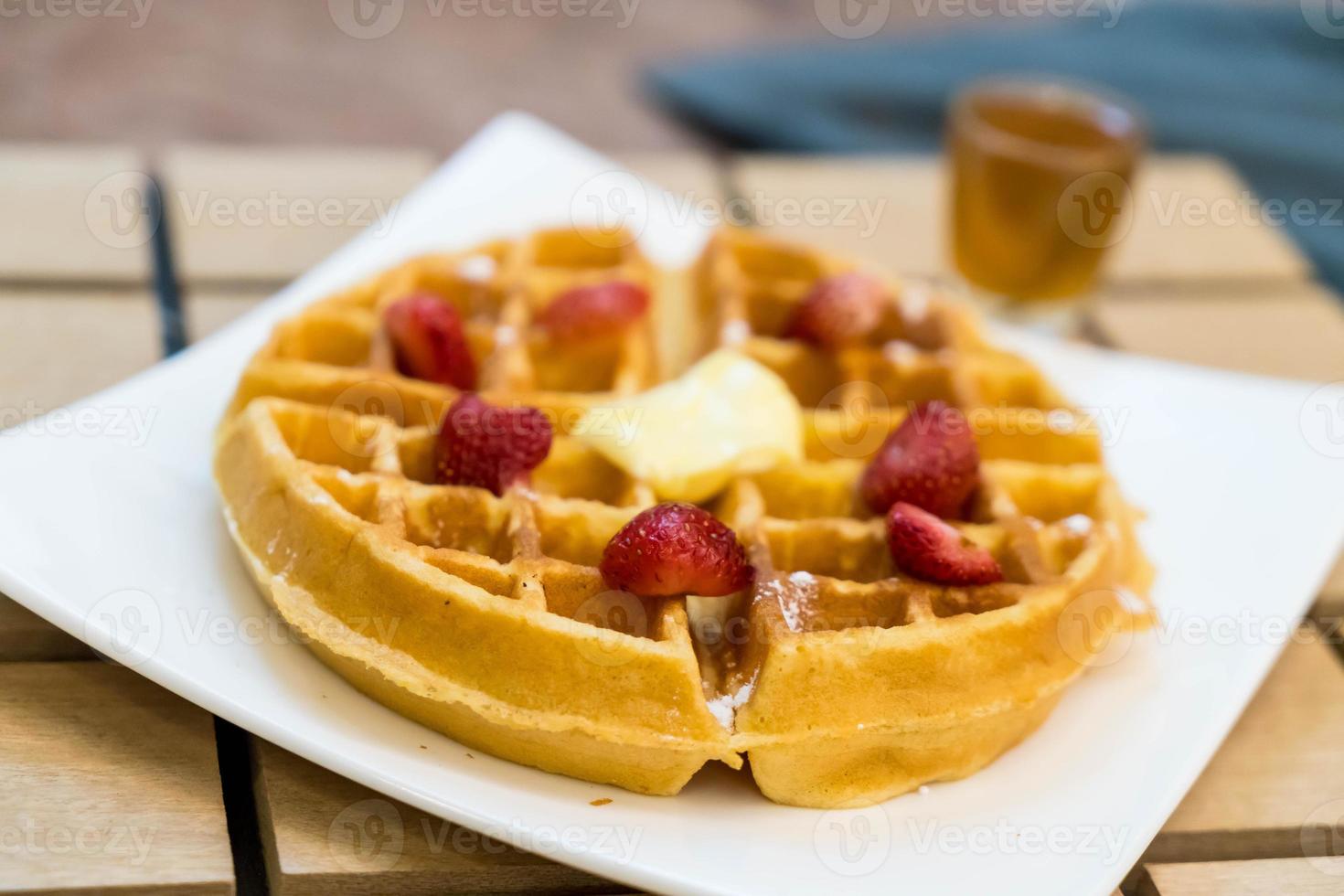 Butterwaffel mit Honig und Erdbeere - Dessert foto