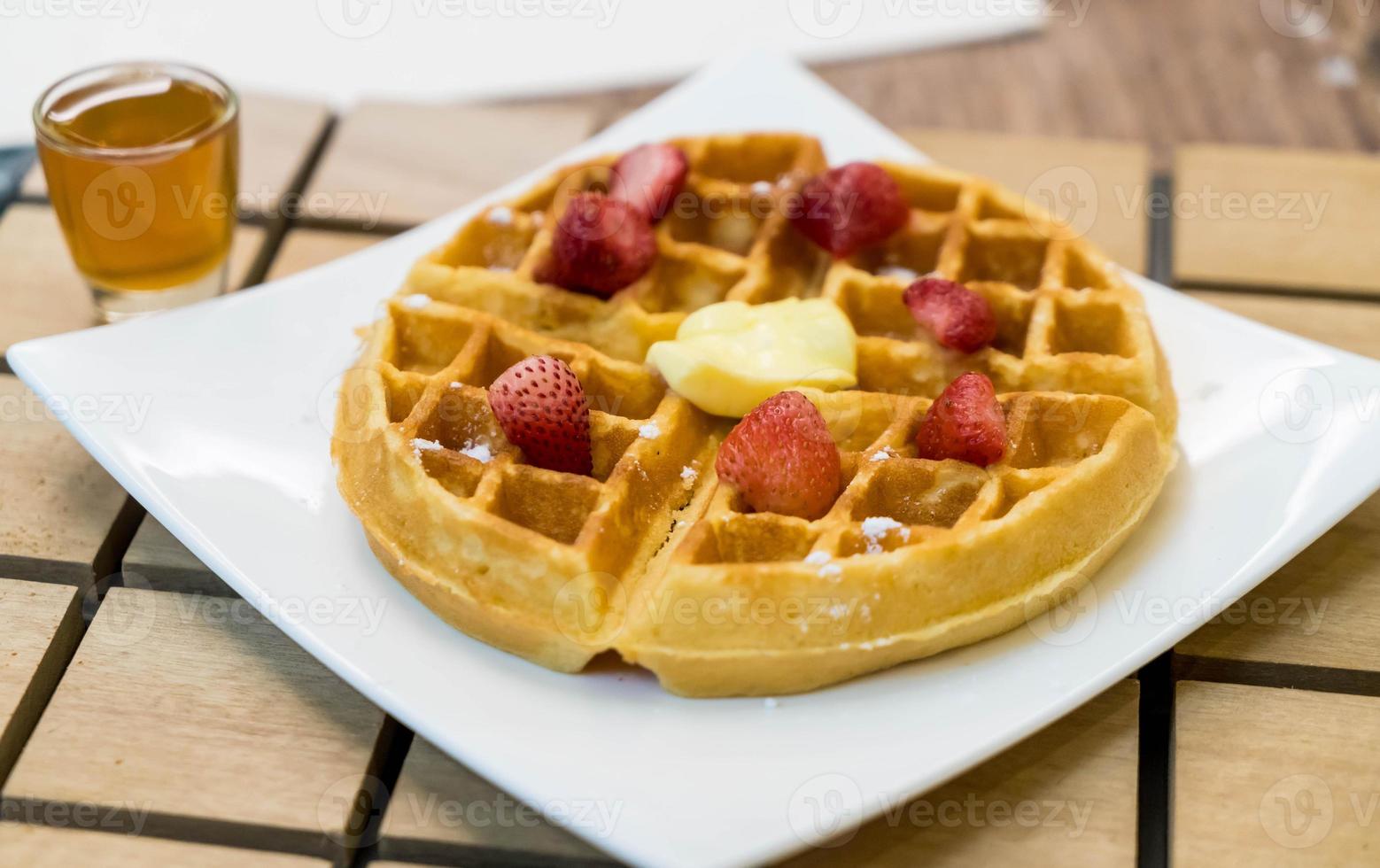 Butterwaffel mit Honig und Erdbeere - Dessert foto