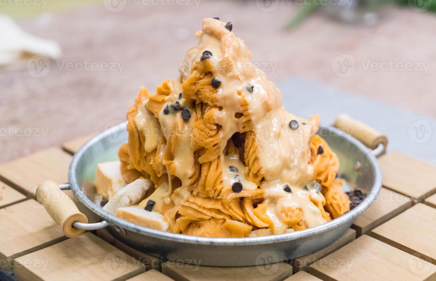 Milchtee rasiertes Eis mit Kiwi und Schokoladenstückchen - Dessert foto