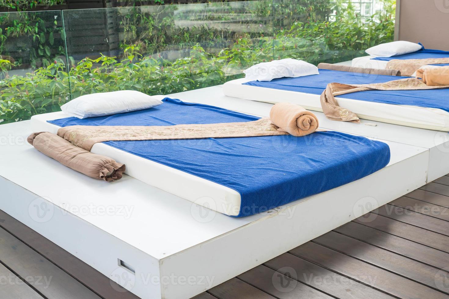 Outdoor-Massagebett in einem Spa-Salon foto