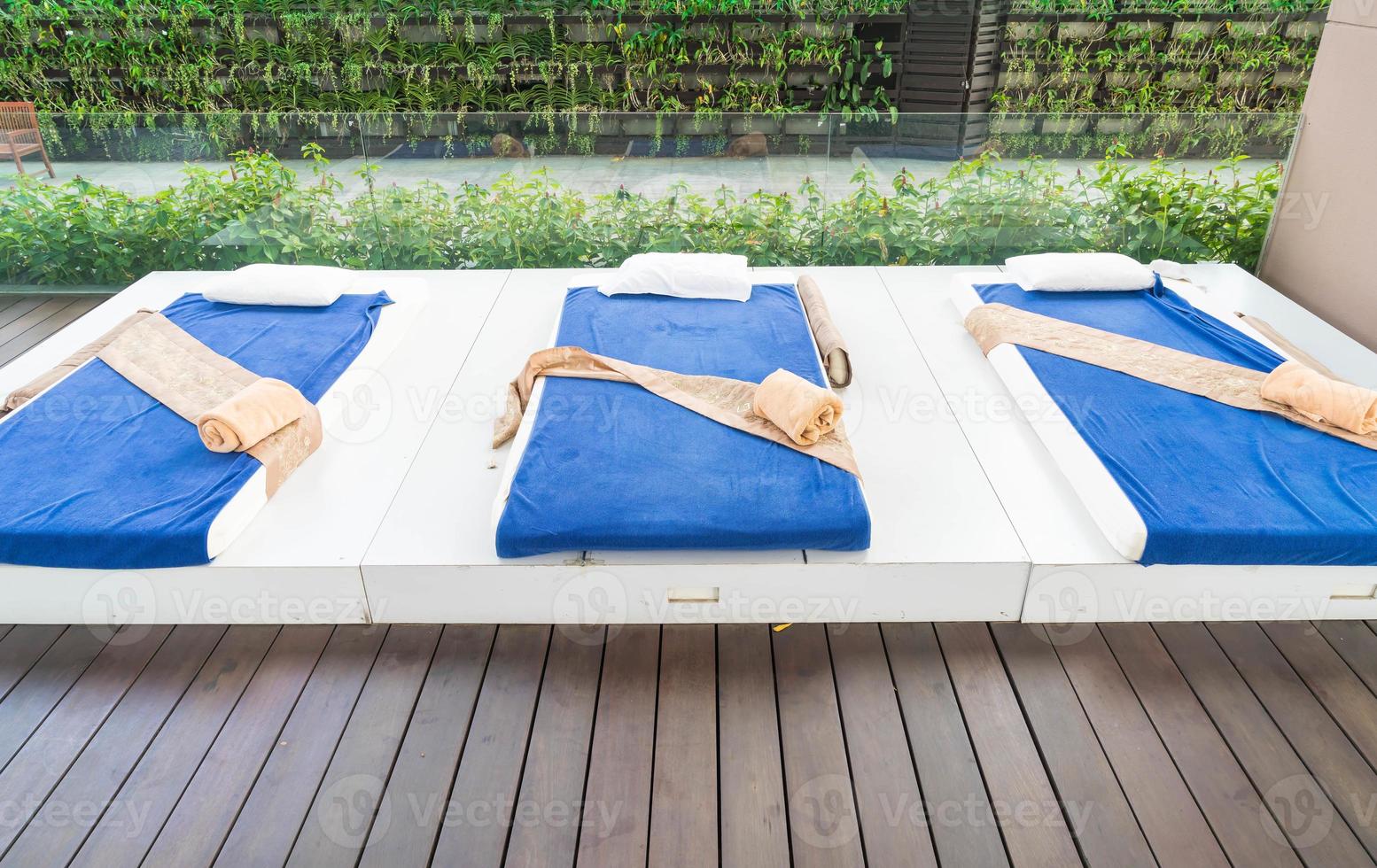 Outdoor-Massagebett in einem Spa-Salon foto