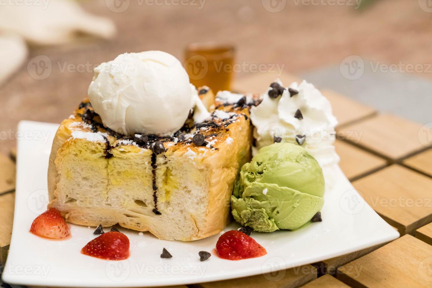Honigtoast mit Erdbeer-Vanille- und Grüntee-Eis - Dessert foto