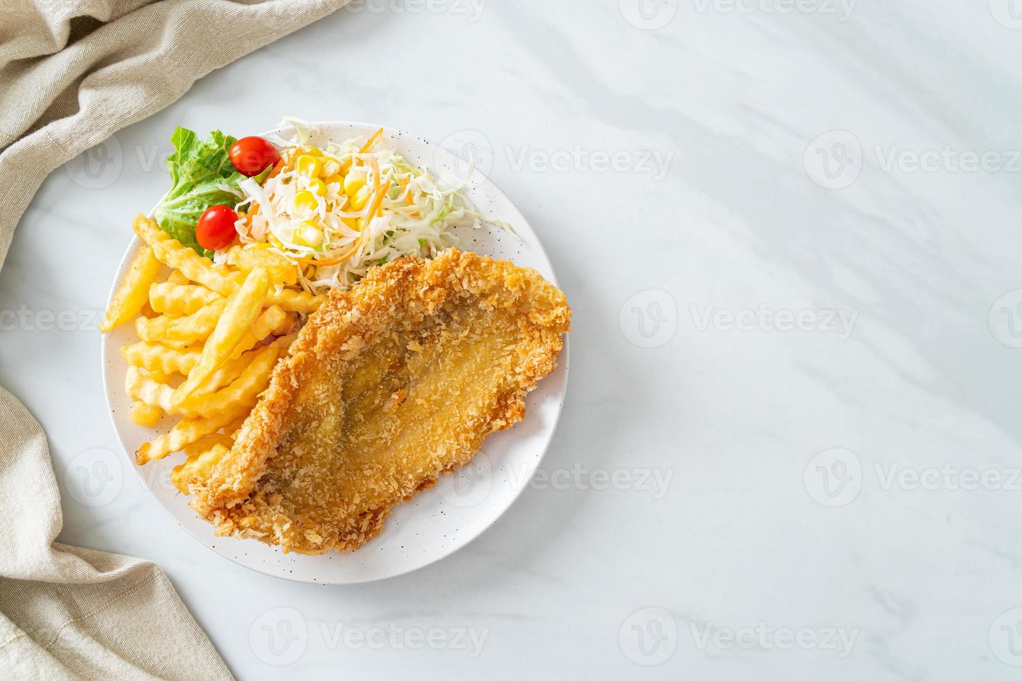 gebratenes Fischfilet und Kartoffelchips mit Minisalat foto