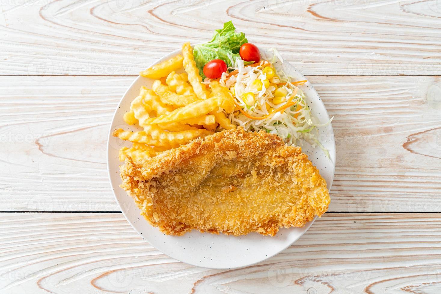 gebratenes Fischfilet und Kartoffelchips mit Minisalat foto